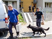 Policejní technici se psem odcházejí 9. rpna 2020 v Bohumín z domu.