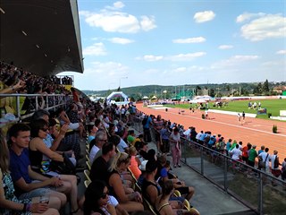 Zaplnn hlavn tribuna atletickho stadionu v Plzni.