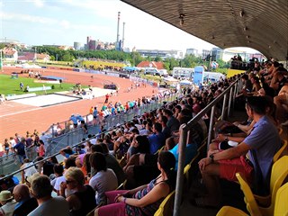 Zaplnn hlavn tribuna atletickho stadionu v Plzni.