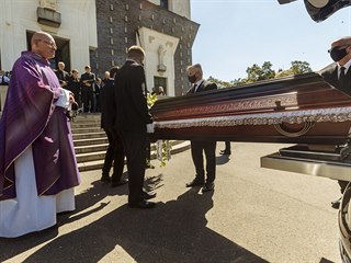 Rakev s Miloem Nesvadbou na jeho tvrtenm pohbu.