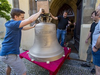 Do Prahy byly 7. srpna pivezeny tyi zvony.