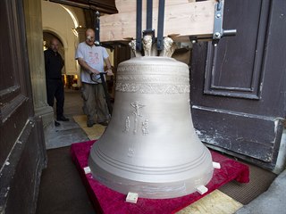 Do Prahy byly 7. srpna pivezeny tyi zvony.