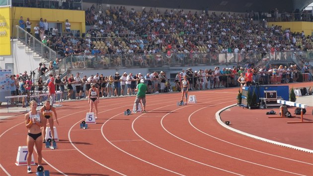 Zaplnná hlavní tribuna atletického stadionu v Plzni.