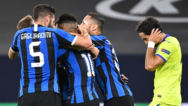 Hrái Interu Milán slaví gól proti Getafe