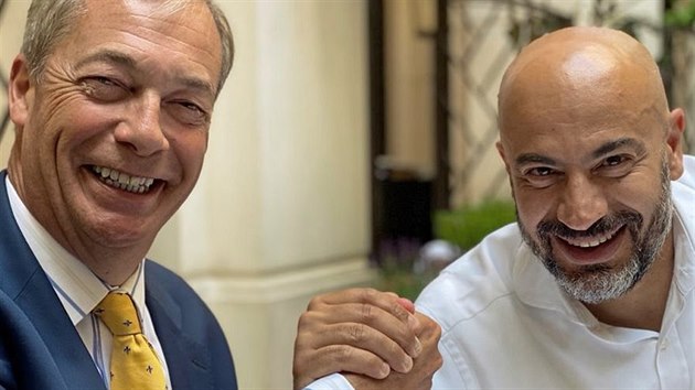 Veíkající spojenectví. Gianluigi Paragone (vpravo) s lídrem Strany Brexitu...