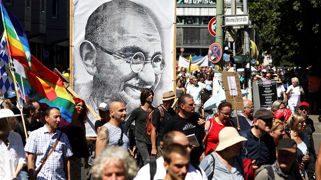 Na demonstraci v Berlín úastníci nesli portrét Ghandiho.