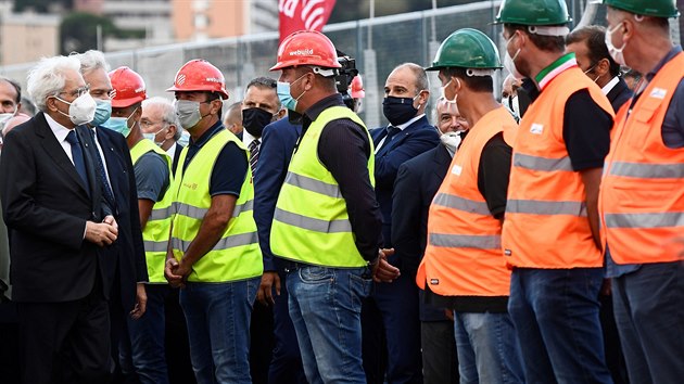 Dlnci pracujc na stavb novho mostu se ceremonilu zastnili v neformlnm obleen.