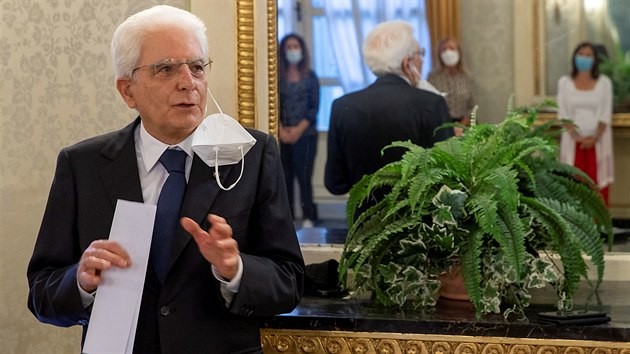 Italsk prezident Sergio Mattarella bhem proslovu s pozstalmi obt. Pd Morandiho mostu si jich vydal na tyi destky.
