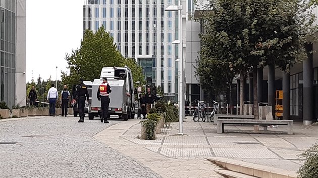 U obchodního centra Arkády Pankrác zasahuje policie.