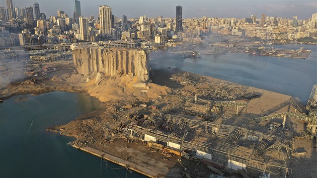 Pohled na místo výbuchu v Bejrútu.