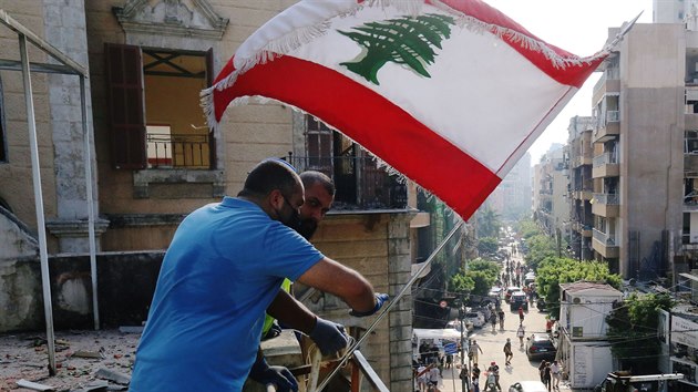 Mui s libanonskou vlajkou v Bejrútu.