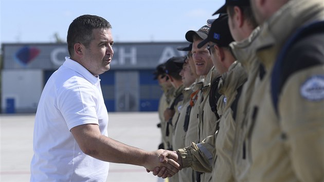 Se leny specilnho tmu hasi USAR, kte odletli do Libanonu, se piel rozlouit i ministr vnitra Jan Hamek.