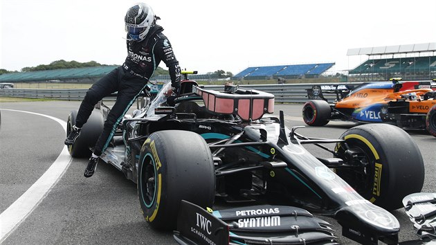 Valtteri Bottas slaví vítzství v kvalifikaci.