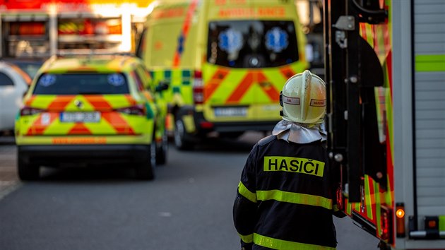 Hasi�sk� technika a sanitky u panelov�ho domu v Bohum�n�, ve kter�m p�i po��ru v 11. pat�e zahynulo 11 lid�.