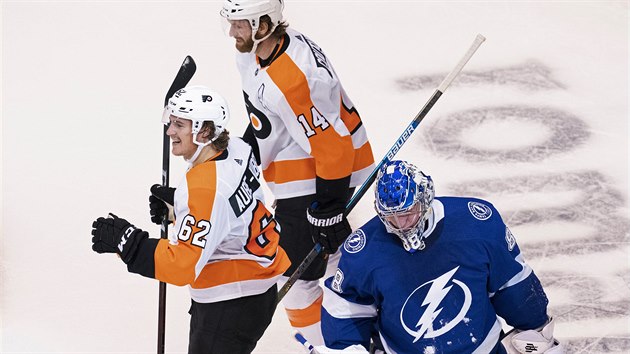 Hokejisté Philadelphia Flyers Nicolas Aube-Kubel (62) a Sean Couturier (14) se...