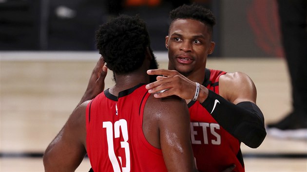 Russell Westbrook a James Harden slaví výhru
