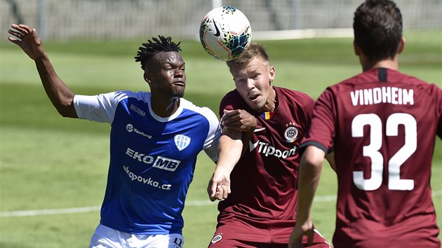 Zleva Emmanuel Tolno z Táborska a Dominik Plechatý ze Sparty.