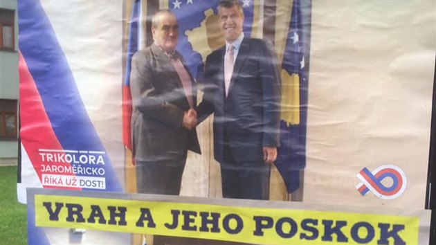 Pedvolební plakát hnutí Trikolóra v Jaromicích na Tebísku.