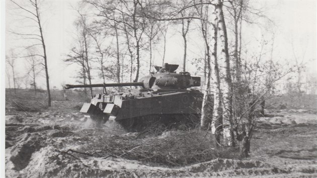 Tank Sherman ze sestavy eskoslovenské samostatné obrnné brigády na front u...