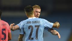 Joao Cancelo a Kevin De Bruyne slaví postup Manchesteru City do tvrtfinále...