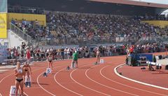 Zaplnná hlavní tribuna atletického stadionu v Plzni.
