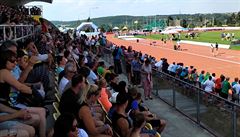 Zaplnná hlavní tribuna atletického stadionu v Plzni.