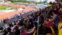 Zaplnná hlavní tribuna atletického stadionu v Plzni.