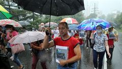 Protestující neodradil ani vydatný déšť.
