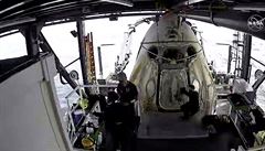 Crew dragon se pesunuje na námoní lo spolenosti SpaceX miliardáe Elona...