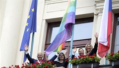 Vedení Prahy podpořilo festival Prague Pride. Na Novou radnici vyvěsilo duhovou vlajku