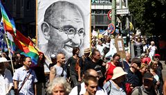 Na demonstraci v Berlín úastníci nesli portrét Ghandiho.
