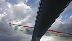 Součástí slavnostního ceremoniálu byl i přelet nad novým mostem v barvách... | na serveru Lidovky.cz | aktuální zprávy