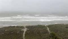 Hurikán Isaias na východním pobřeží USA zeslábl na bouři. Výstraha před tornády stále platí