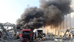 V bejrútském přístavu hoří sklad pneumatik, z místa stoupá černý dým. Lidem ožívají vzpomínky na výbuch