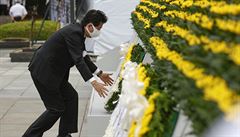 Japonský pedseda vlády inzó Abe pokládá vnec u památníku obtí výbuchu...