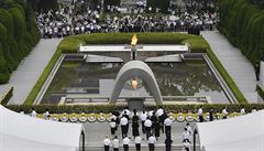 Uctění památky obětí výbuchu atomové bomby před 75 lety v Hirošimě. V pozadí je...