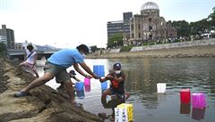 Japonci si p�ed budovou Atomového dómu p�ipomn�li výro�í 75 let od amerického...