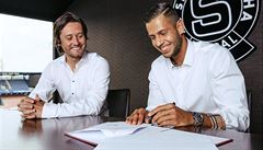 Dávid Hancko p�i podpisu smlouvy