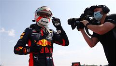 Nadvlda Mercedesu skonila. Jubilejn Velkou cenu F1 v Silverstone ovldl Verstappen