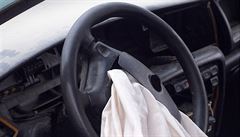 Zlodji ukradli airbagy z 19 novch aut