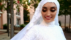 Profesionální svatební video zachytilo výbuch v Bejrútu. Nevěstě v nažehlených šatech se zázrakem nic nestalo