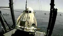 Astronauti v lodi Muskovy firmy spn dosedli do vod Atlantiku. Snesli se s pomoc ty padk