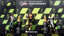 Na stupně vítězů v brněnském závodě kategorie MotoGP vystoupali (zleva) Franco...