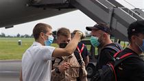 Český USAR tým zpět z Bejrútu. Na kbelském letišti hasičům změřili teplotu.