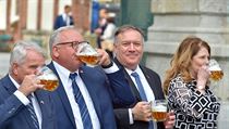 Americk ministr zahrani Mike Pompeo (druh zprava) ochutnv pivo v pivovaru...