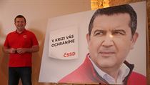 Ham��ek vedle sv�ho billboardu, je� propaguje nov� slogan �SSD.