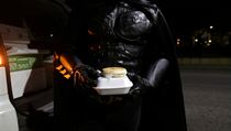 Muž v kostýmu Batmana pravidelně doručuje několik desítek teplých pokrmů lidem...