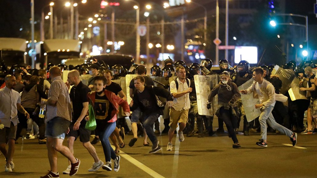 Policie tvrd zasáhla proti protestujícím v Blorusku.