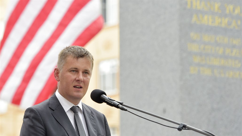 Ministr zahranií R Tomá Petíek hovoí u památníku Díky, Ameriko! v Plzni,...