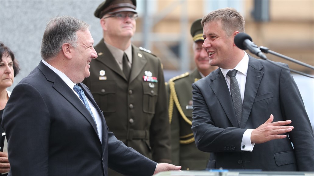 Ministr zahranií Petíek se svým americkým protjkem Pompeem pi návtv...
